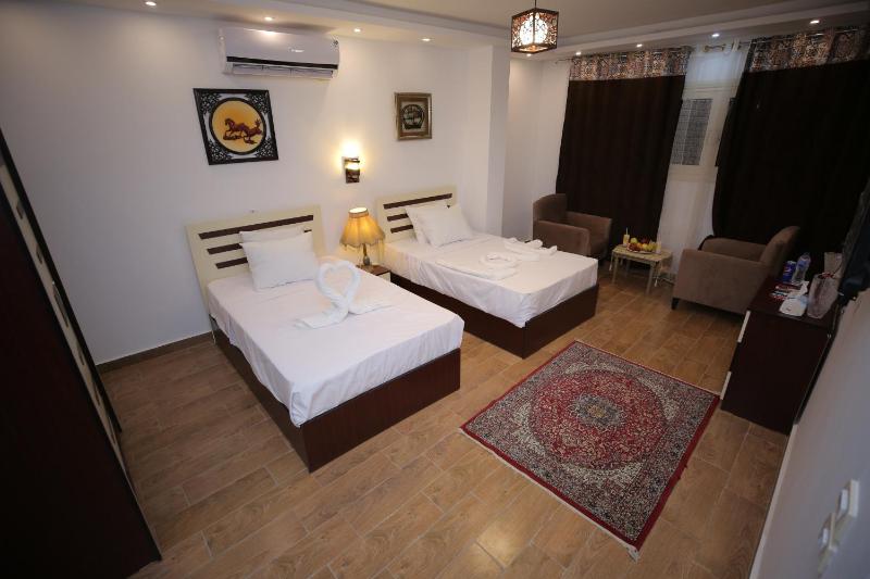 Quadruple Room With Pyramids View image 2
