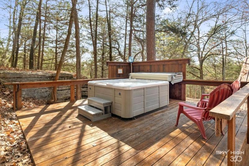 The Lake House Two-Bedroom Cottage with Hot Tub – Hill View image 3