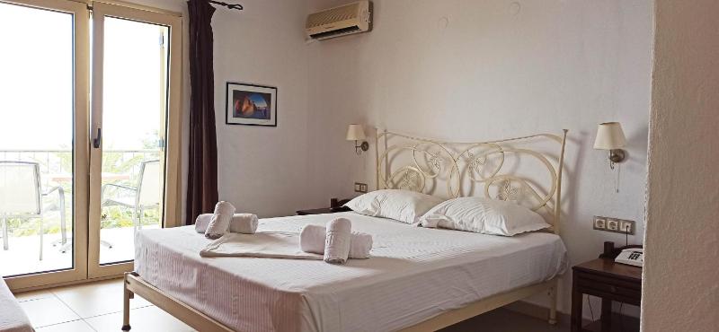Classic Double Room with Sea View image 3