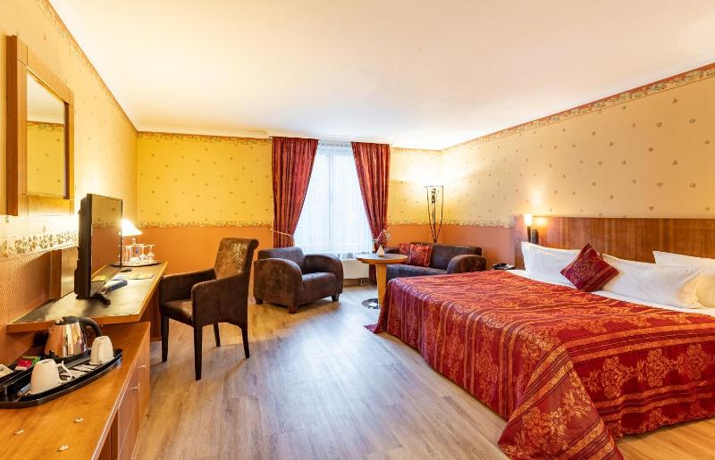 Superior Double Room with Sofa image 3