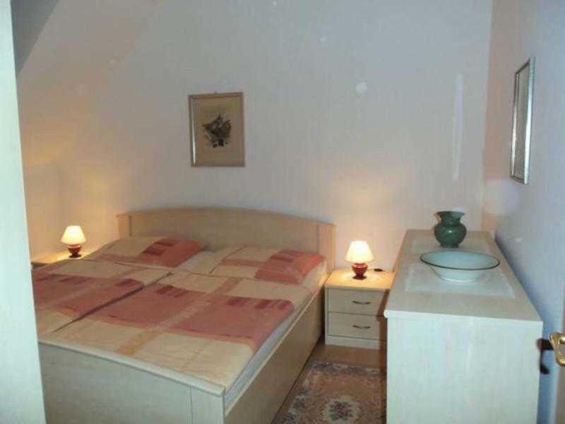 One-Bedroom Apartment with Shower image 3