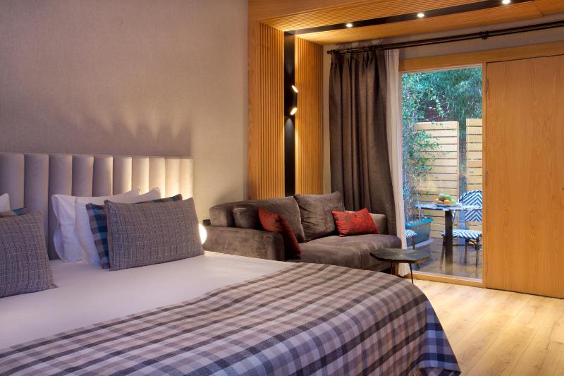 Double Room with Garden View image 3