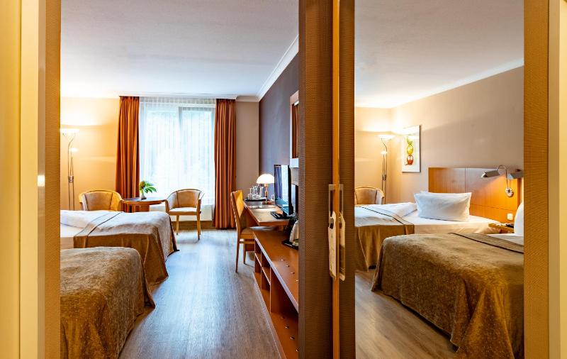 Standard Twin Room image 4