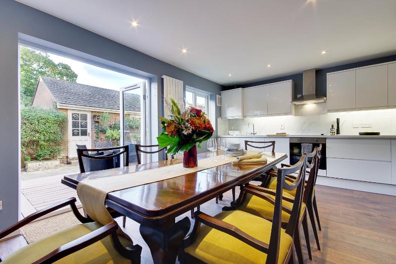 14 Oxford Mews - 5 Star Living for up to 10 People - image 1