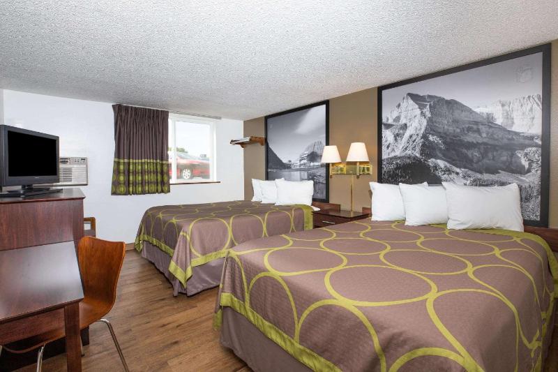 Queen Room with Two Queen Beds - Non-Smoking image 2