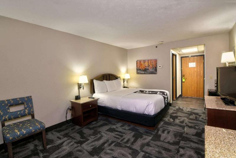 Queen Room - Disability Access image 3