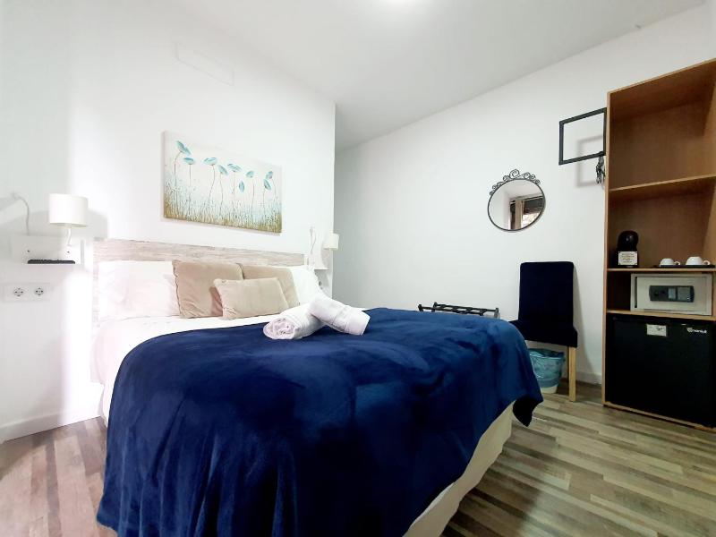 Small Double Room image 4