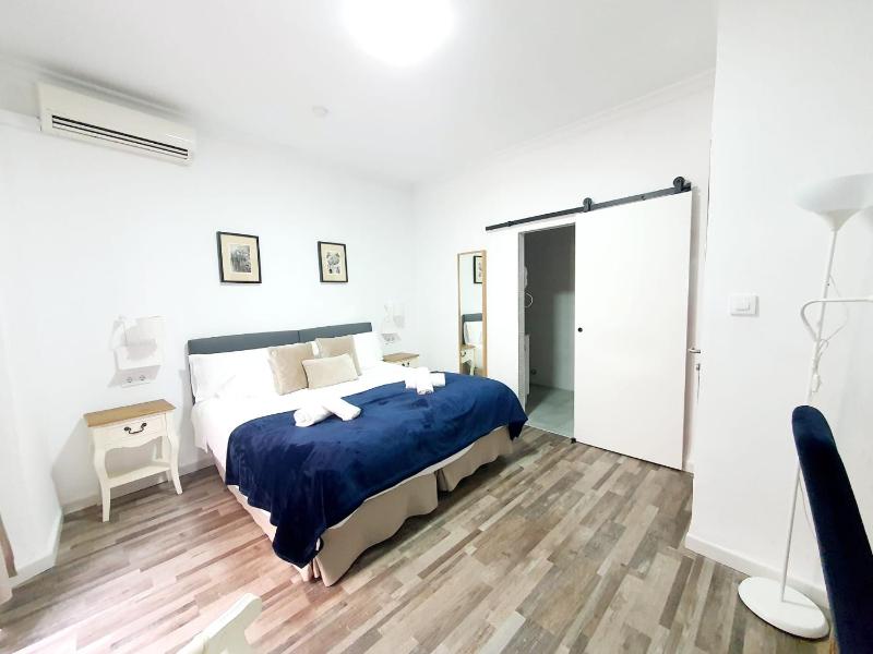 Deluxe Double Room image 3