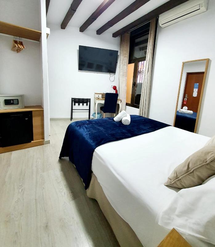 Small Double Room image 2