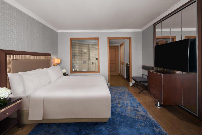 Superior King Room image 4