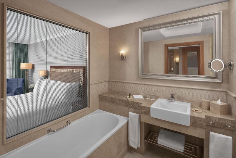 Superior King Room image 3
