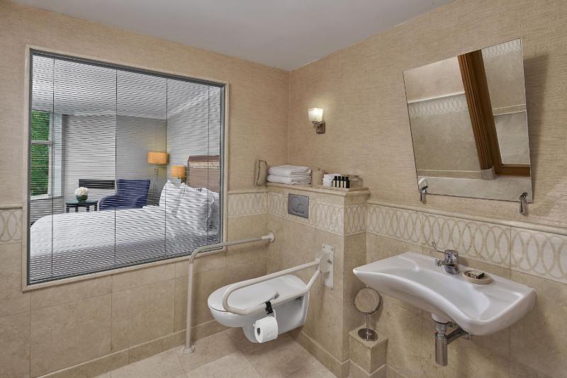 Superior Twin Room with City View image 3
