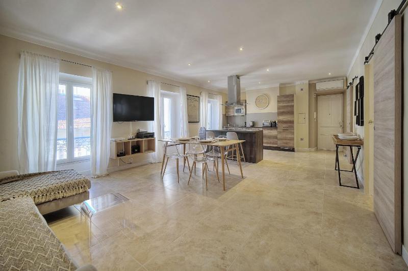 Upstays - Apartment 70m2 - Renovated - Wifi - A C - image 6