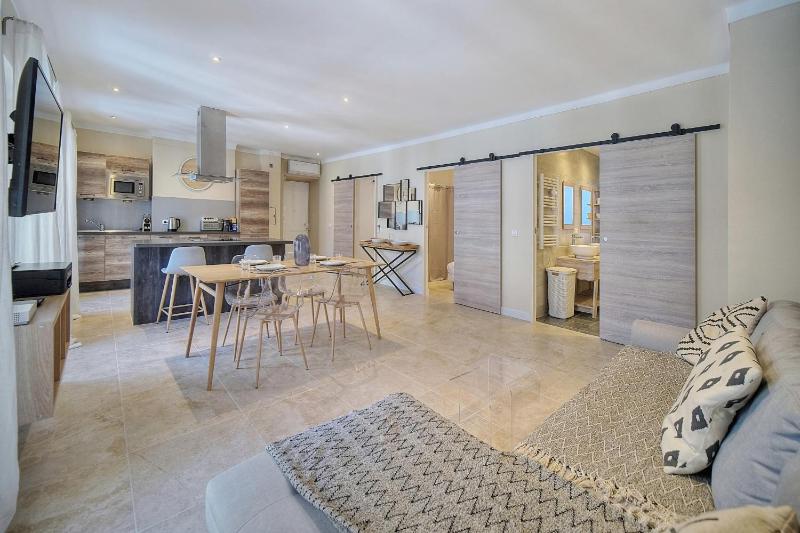 Upstays - Apartment 70m2 - Renovated - Wifi - A C - image 4