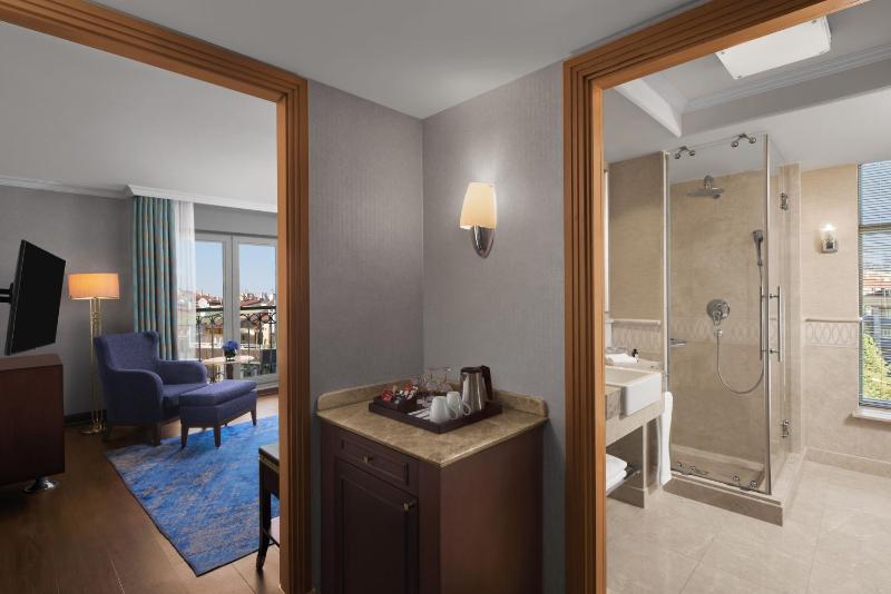 Deluxe King Room image 3