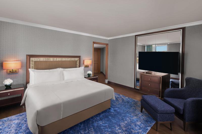 Deluxe King Room image 2