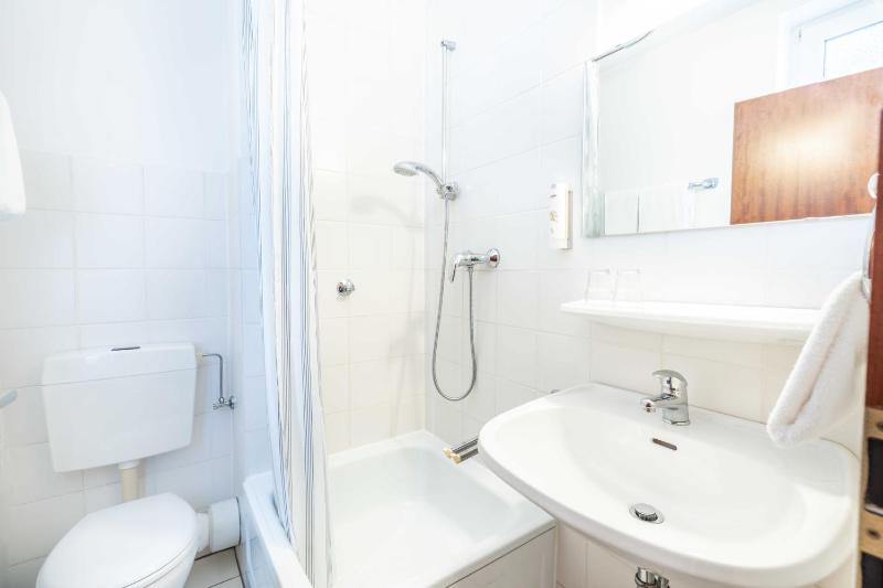 Standard Twin Room image 2