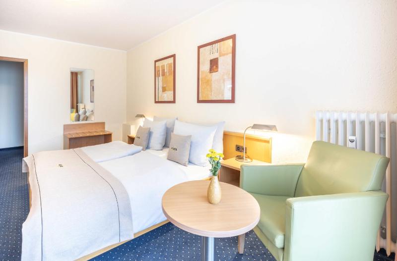 Standard Twin Room image 3