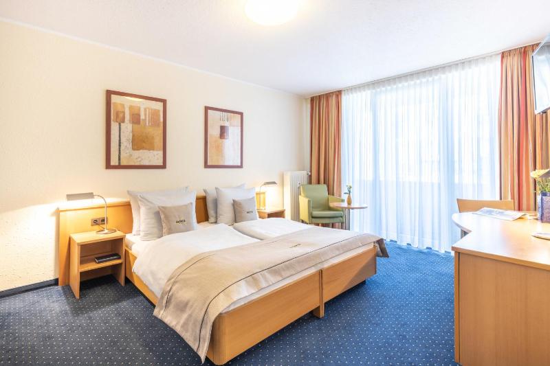 Standard Twin Room image 1