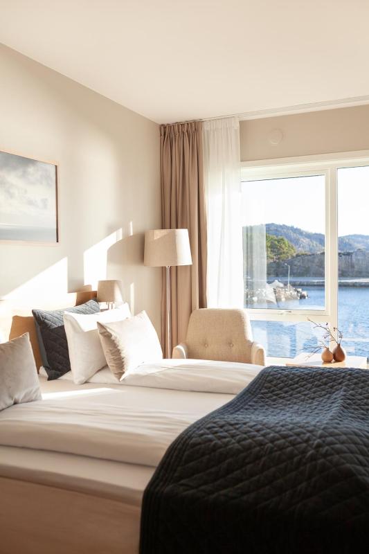 Double Room with Sea View image 2