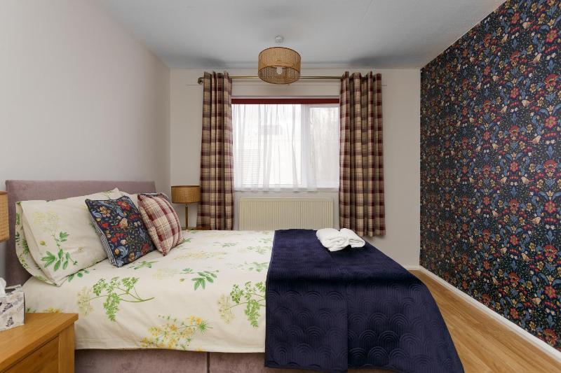 Blue Sparrow 4 bed House off road PARKING Pet friendly - image 20