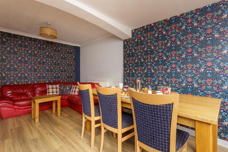 Blue Sparrow 4 bed House off road PARKING Pet friendly - image 14