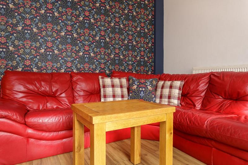 Blue Sparrow 4 bed House off road PARKING Pet friendly - image 12