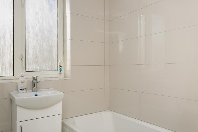 Blue Sparrow 4 bed House off road PARKING Pet friendly - image 19