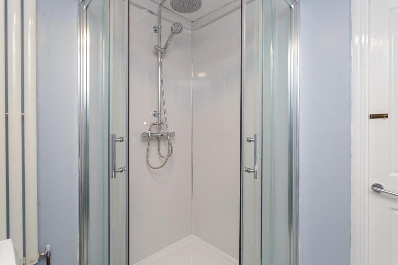 Blue Sparrow 4 bed House off road PARKING Pet friendly - image 10