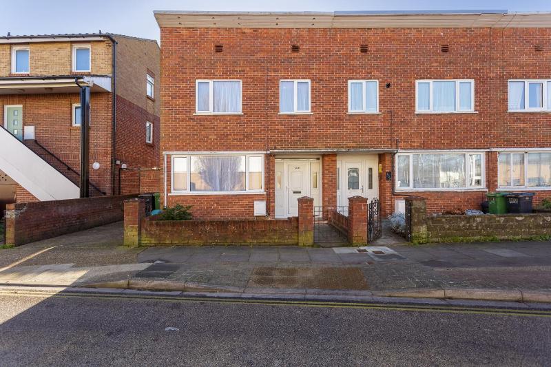 Blue Sparrow 4 bed House off road PARKING Pet friendly - image 7