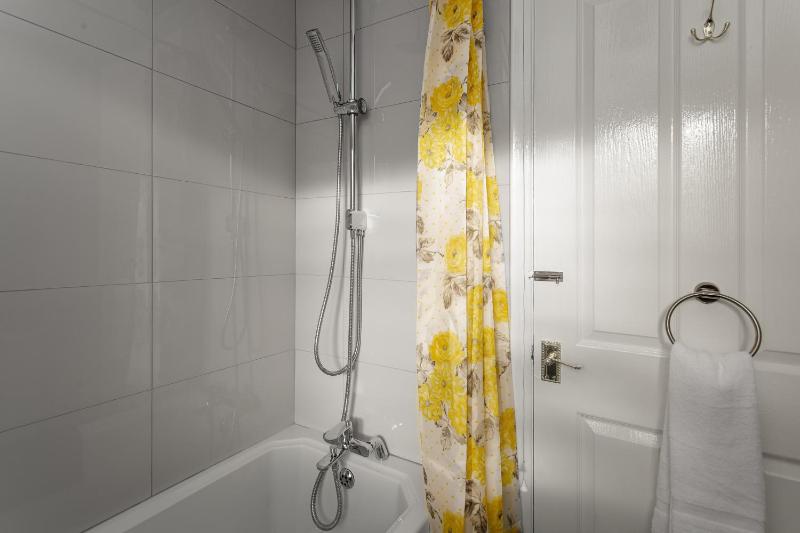 Blue Sparrow 4 bed House off road PARKING Pet friendly - image 15