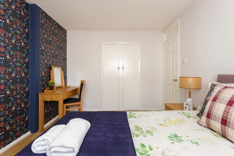 Blue Sparrow 4 bed House off road PARKING Pet friendly - image 17