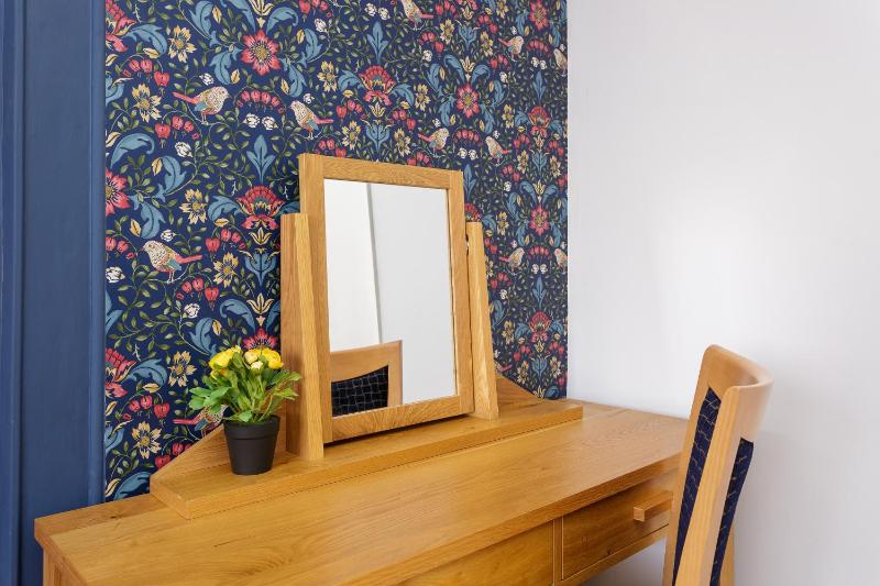 Blue Sparrow 4 bed House off road PARKING Pet friendly - image 11