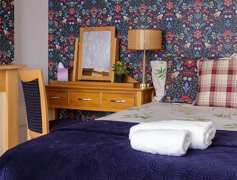 Blue Sparrow 4 bed House off road PARKING Pet friendly - image 1