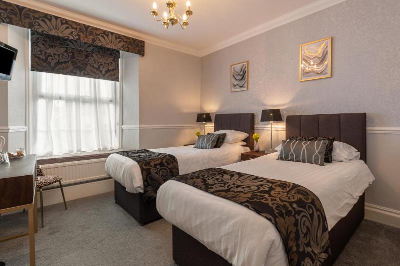 Twin Room image 1