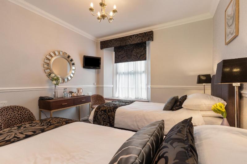 Twin Room image 4