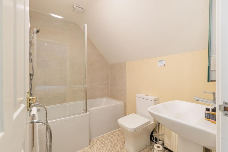 Family Room (2 Adults + 1 Child) image 2