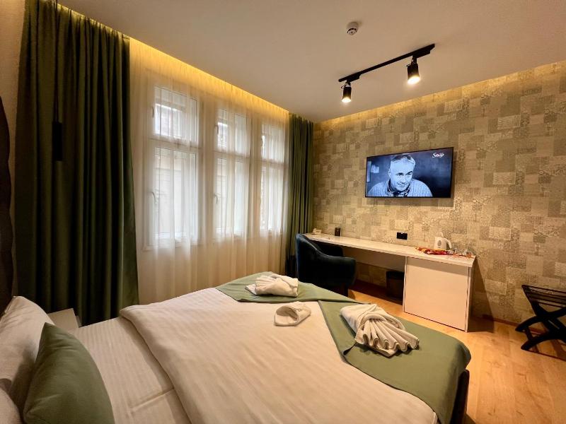 Standard Double Room image 3