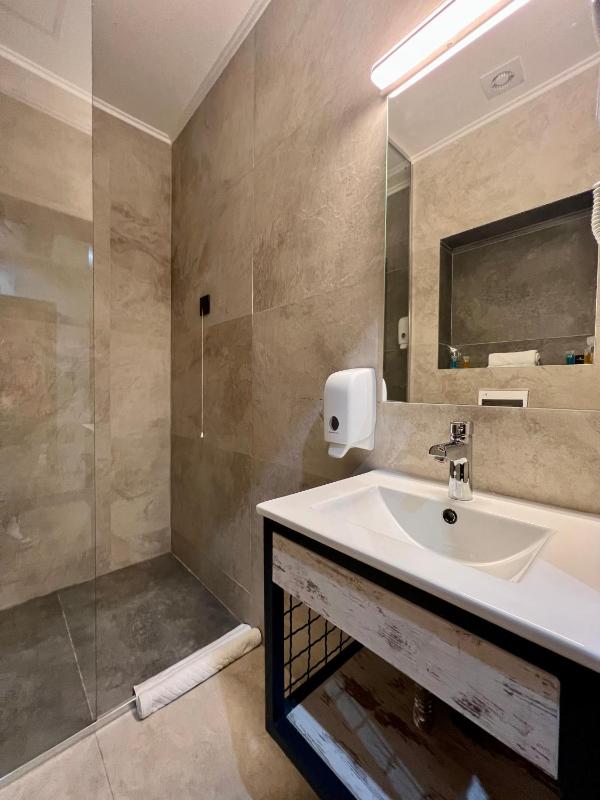 Capital Hotel Garni - image 4