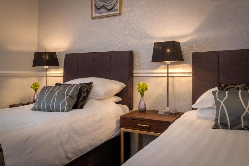 Twin Room image 3