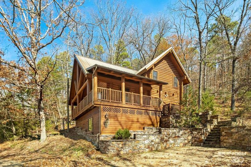 Mountaineer One-Bedroom Cottage with Spa Bath – Hill View image 3