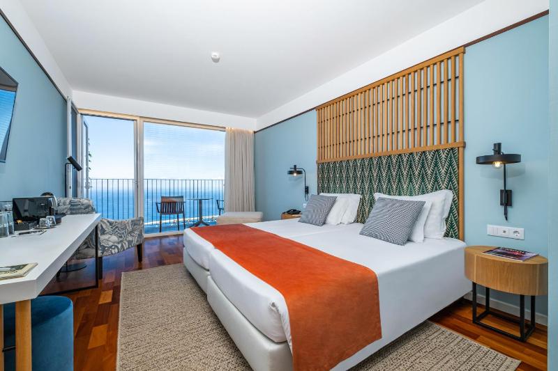 Superior Twin Room with Sea View image 2