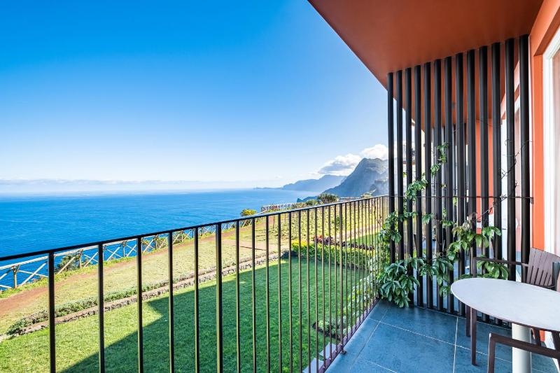 Superior Twin Room with Sea View image 1