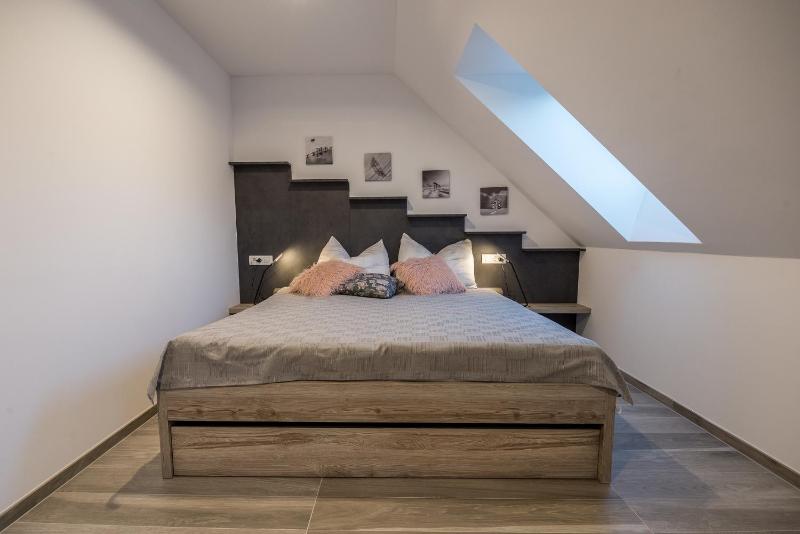 One-Bedroom Apartment with Lake View image 3