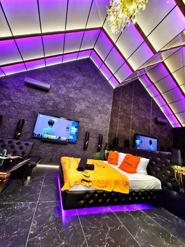 Large Apartment with Jacuzzi image 2
