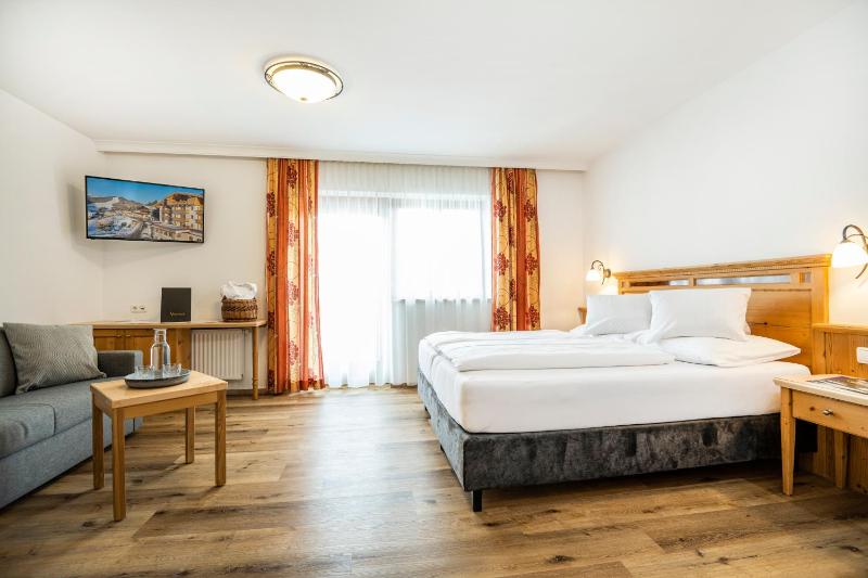 Quadruple Room with Balcony image 1