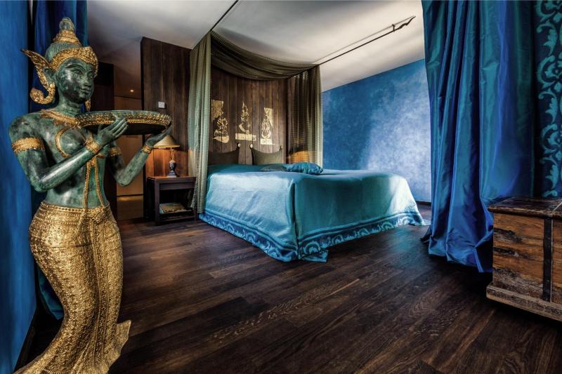 Deluxe Suite with Spa Bath image 3