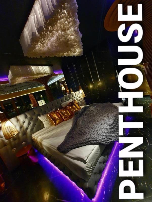 Deluxe Apartment with Jacuzzi image 1