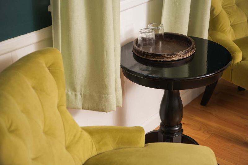 Carriage House Queen image 3