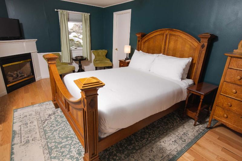 Carriage House Queen image 4